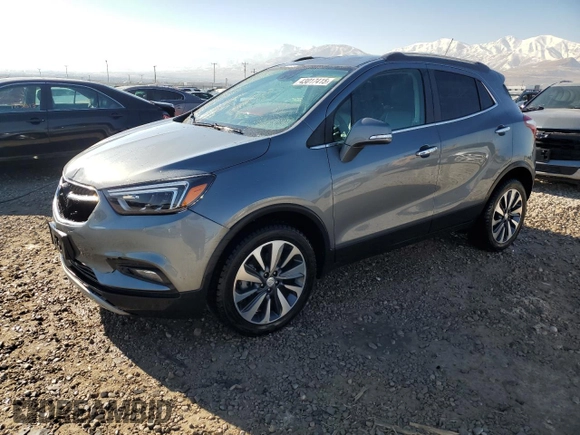 2020 Buick Encore Essence z VIN KL4CJGSB0LB045718, wystawiony jako Copart lot #43017415 z przebiegiem 21 880 mil mil oraz Szkody całkowita. Historia ofert i sprzedaży dostępna na DreamBid. Obrazek 1.