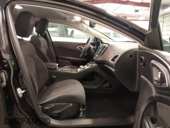 2015 Chrysler 200 Limited с VIN 1C3CCCAB1FN533366, выставлен на аукционе IAAI как лот 41921928 с пробегом 106 904 миль миль и . История ставок и продаж доступна на DreamBid. Изображение 5.