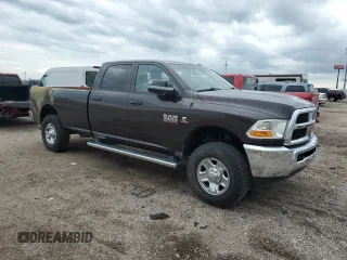 2017 Ram 2500 Tradesman z VIN 3C6UR5HL8HG590269, wystawiony jako Copart lot #61224455 z przebiegiem 65 888 mil mil oraz Szkoda całkowita • Salvage title. Historia ofert i sprzedaży dostępna na DreamBid. Obrazek 4.