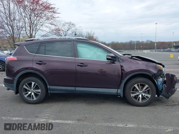 2018 Toyota RAV4 XLE with VIN 2T3RFREV5JW811742, listed as a IAAI auction lot 42030276 with 58,034 mi miles. Bid and sale history available at carsss.com. Image 13.