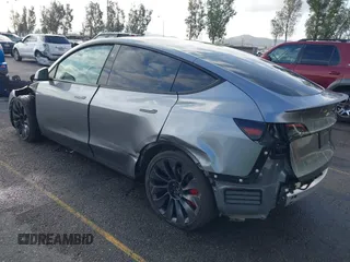 2024 Tesla Model Y Performance z VIN 7SAYGDEF5RA322392, wystawiony jako IAAI lot #41939339 z przebiegiem 20 808 mil mil oraz . Historia ofert i sprzedaży dostępna na DreamBid. Obrazek 3.