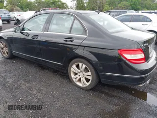 2011 Mercedes-Benz C 300 Sport z VIN WDDGF8BB8BR141526, wystawiony jako IAAI lot #42340242 z przebiegiem 105 699 mil mil oraz . Historia ofert i sprzedaży dostępna na DreamBid. Obrazek 3.