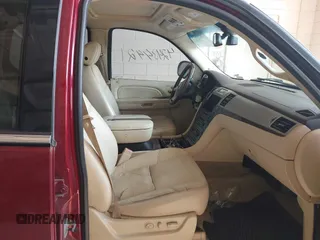 2008 Cadillac Escalade z VIN 1GYFK63828R163047, wystawiony jako IAAI lot #42434421 z przebiegiem 239 964 mil mil oraz . Historia ofert i sprzedaży dostępna na DreamBid. Obrazek 5.