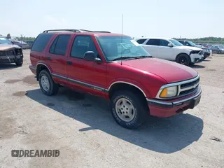 1997 Chevrolet Blazer LS z VIN 1GNDT13W6V2243751, wystawiony jako IAAI lot #42437683 z przebiegiem 148 262 mil mil oraz . Historia ofert i sprzedaży dostępna na DreamBid. Obrazek 1.