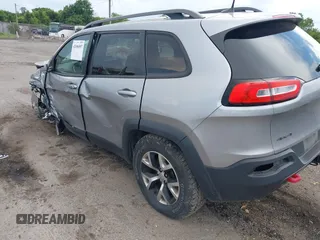 2017 Jeep Cherokee Trailhawk z VIN 1C4PJMBB8HW565462, wystawiony jako IAAI lot #42696507 z przebiegiem 114 819 mil mil oraz . Historia ofert i sprzedaży dostępna na DreamBid. Obrazek 3.