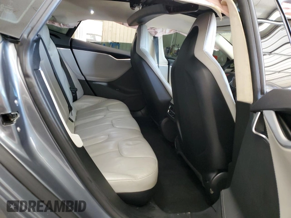 2013 Tesla Model S z VIN 5YJSA1DN0DFP26935, wystawiony jako Copart lot #45081995 z przebiegiem 120 048 mil mil oraz Szkoda całkowita • Salvage title. Historia ofert i sprzedaży dostępna na DreamBid. Obrazek 10.