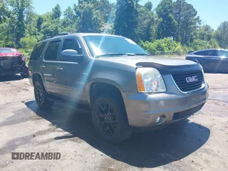 2007 GMC Yukon SLE z VIN 1GKFK130X7J141818, wystawiony jako IAAI lot #42310630 z przebiegiem 136 664 mil mil oraz . Historia ofert i sprzedaży dostępna na DreamBid. Obrazek 1.