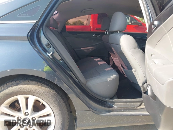 2013 Hyundai Sonata GLS z VIN 5NPEB4ACXDH505875, wystawiony jako IAAI lot #42409704 z przebiegiem 138 361 mil mil oraz . Historia ofert i sprzedaży dostępna na DreamBid. Obrazek 8.