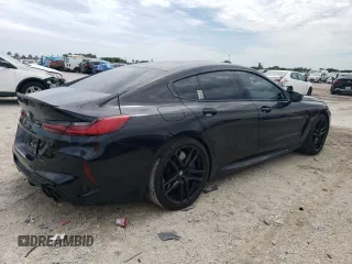 2021 BMW M8 z VIN WBSGV0C08MCF20118, wystawiony jako Copart lot #54980043 z przebiegiem 28 254 mil mil oraz . Historia ofert i sprzedaży dostępna na DreamBid. Obrazek 3.