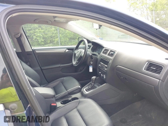 2014 Volkswagen Jetta TDI w/Premium/Nav z VIN 3VWLL7AJ8EM266890, wystawiony jako IAAI lot #42473906 z przebiegiem 146 306 mil mil oraz . Historia ofert i sprzedaży dostępna na DreamBid. Obrazek 5.