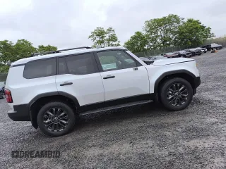 2025 Toyota Land Cruiser 1958 Edition z VIN JTEABFAJ2S5012452, wystawiony jako Copart lot #54373995 z przebiegiem 1110 mil mil oraz Szkody całkowita. Historia ofert i sprzedaży dostępna na DreamBid. Obrazek 13.