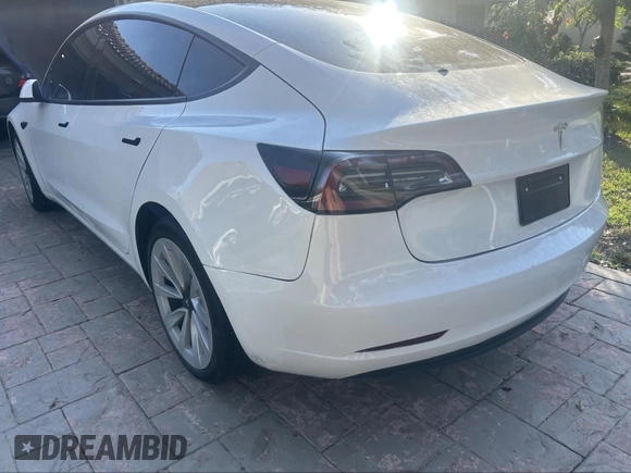 2023 Tesla Model 3 z VIN 5YJ3E1EA4PF555051, wystawiony jako IAAI lot #41500331 z przebiegiem 11 810 mil mil oraz . Historia ofert i sprzedaży dostępna na DreamBid. Obrazek 3.