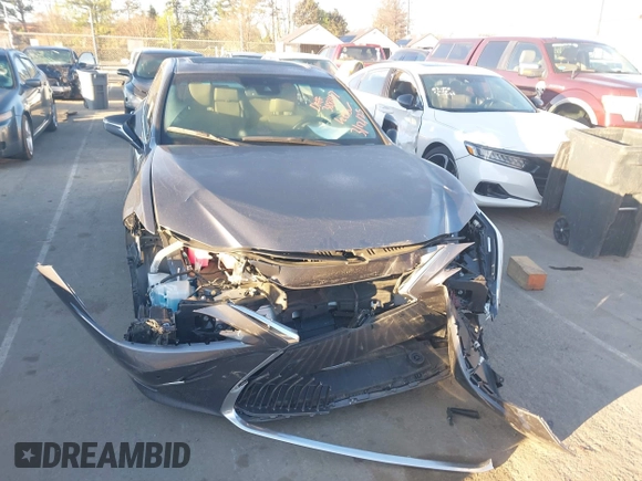 2021 Lexus ES 300h z VIN 58ADA1C1XMU001121, wystawiony jako IAAI lot #41815984 z przebiegiem 66 590 mil mil oraz . Historia ofert i sprzedaży dostępna na DreamBid. Obrazek 6.