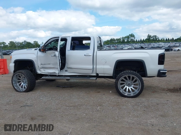 2019 GMC Sierra 2500HD Denali with VIN 1GT12SEY5KF236832, listed as a IAAI auction lot 40151260 with 45,531 mi miles. Bid and sale history available at carsss.com. Image 14.