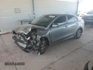 2023 Kia Rio S z VIN 3KPA24AD5PE596358, wystawiony jako Copart lot #57920155 z przebiegiem 6806 mil mil oraz Szkody całkowita. Historia ofert i sprzedaży dostępna na DreamBid. Obrazek 1.