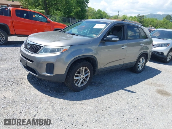 2015 Kia Sorento LX z VIN 5XYKTCA67FG654369, wystawiony jako IAAI lot #42172966 z przebiegiem 170 958 mil mil oraz . Historia ofert i sprzedaży dostępna na DreamBid. Obrazek 2.