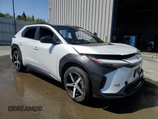 2023 Toyota bZ4X XLE z VIN JTMAAAAA6PA027254, wystawiony jako Copart lot #52069895 z przebiegiem 52 322 mil mil oraz Tytuł czysty. Historia ofert i sprzedaży dostępna na DreamBid. Obrazek 4.