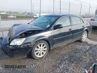 2007 Toyota Avalon XL z VIN 4T1BK36B87U178296, wystawiony jako IAAI lot #42187704 z przebiegiem 241 758 mil mil oraz . Historia ofert i sprzedaży dostępna na DreamBid. Obrazek 2.