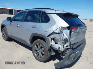 2023 Toyota RAV4 Hybrid XLE Premium z VIN 4T3B6RFV6PU139151, wystawiony jako IAAI lot #41665860 z przebiegiem 7 171 mil mil oraz . Historia ofert i sprzedaży dostępna na DreamBid. Obrazek 6.