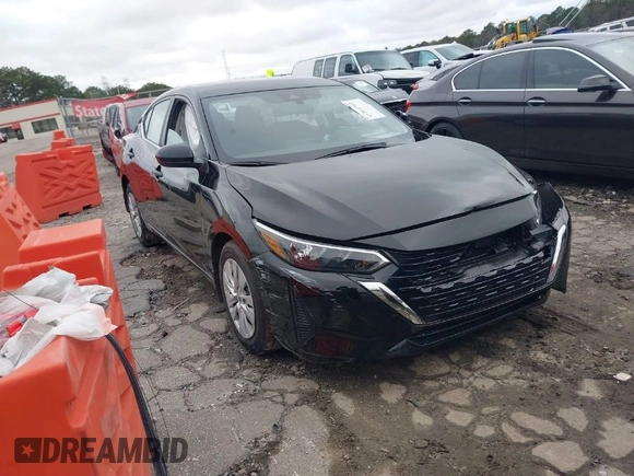 2025 Nissan Sentra S z VIN 3N1AB8BV7SY218700, wystawiony jako IAAI lot #41264762 z przebiegiem 11 055 mil mil oraz . Historia ofert i sprzedaży dostępna na DreamBid. Obrazek 1.