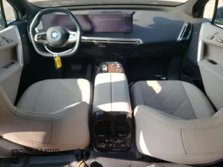 2022 BMW iX xDrive50 z VIN WB523CF08NCK55313, wystawiony jako Copart lot #47617474 z przebiegiem 22 610 mil mil oraz . Historia ofert i sprzedaży dostępna na DreamBid. Obrazek 8.