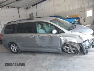 2012 Toyota Sienna LE AAS с VIN 5TDKK3DC4CS226830, выставлен на аукционе IAAI как лот 42550013 с пробегом 211 777 миль миль и . История ставок и продаж доступна на DreamBid. Изображение 13.