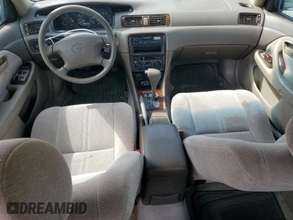 1997 Toyota Camry LE z VIN 4T1BG22KXVU163880, wystawiony jako Copart lot #56741295 z przebiegiem 132 863 mil mil oraz Szkoda całkowita • Salvage title. Historia ofert i sprzedaży dostępna na DreamBid. Obrazek 8.