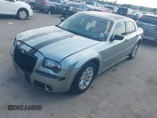 2006 Chrysler 300 C z VIN 2C3KA63H86H230436, wystawiony jako IAAI lot #42474791 z przebiegiem 231 624 mil mil oraz . Historia ofert i sprzedaży dostępna na DreamBid. Obrazek 2.