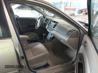 2006 Toyota Camry STD z VIN 4T1BE30KX6U645197, wystawiony jako IAAI lot #41830285 z przebiegiem 215 098 mil mil oraz . Historia ofert i sprzedaży dostępna na DreamBid. Obrazek 5.