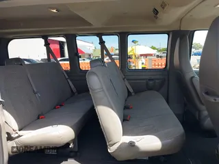 2020 Chevrolet Express Passenger z VIN 1GAWGFFGXL1155840, wystawiony jako IAAI lot #42207765 z przebiegiem 72 439 mil mil oraz . Historia ofert i sprzedaży dostępna na DreamBid. Obrazek 8.