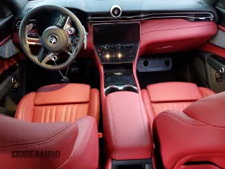 2023 Maserati Grecale Modena z VIN ZN682AVM9P7429488, wystawiony jako Copart lot #59831313 z przebiegiem 2103 mil mil oraz . Historia ofert i sprzedaży dostępna na DreamBid. Obrazek 8.