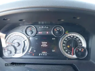 2015 Ram 1500 Outdoorsman z VIN 1C6RR6LT7FS592085, wystawiony jako IAAI lot #41384731 z przebiegiem 134 384 mil mil oraz . Historia ofert i sprzedaży dostępna na DreamBid. Obrazek 7.