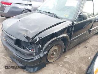 2002 Chevrolet S-10 LS with VIN 1GCCS19W028104982, listed as a IAAI auction lot 42017925 with 114,564 mi miles. Bid and sale history available at carsss.com. Image 6.