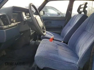 1990 Volvo 240 z VIN YV1AA8845L1400684, wystawiony jako Copart lot #49742045 z przebiegiem 182 643 mil mil oraz Tytuł czysty. Historia ofert i sprzedaży dostępna na DreamBid. Obrazek 7.