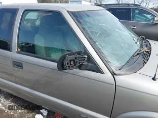 2002 Chevrolet S-10 LS with VIN 1GCCS19W628121477, listed as a IAAI auction lot 41470670 with 257,021 mi miles and . Bid and sale history available at DreamBid. Image 12.