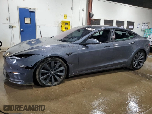 2022 Tesla Model S Plaid z VIN 5YJSA1E64NF460280, wystawiony jako Copart lot #60063745 z przebiegiem 42 387 mil mil oraz Szkoda całkowita • Salvage title. Historia ofert i sprzedaży dostępna na DreamBid. Obrazek 1.