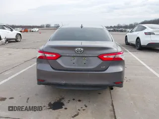 2019 Toyota Camry LE z VIN 4T1B11HK7KU759723, wystawiony jako IAAI lot #41679210 z przebiegiem 35 613 mil mil oraz . Historia ofert i sprzedaży dostępna na DreamBid. Obrazek 17.