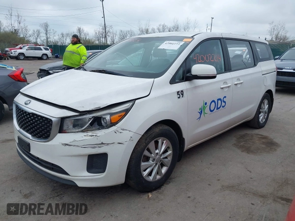 2015 Kia Sedona L with VIN KNDMA5C12F6031286, listed as a IAAI auction lot 42002214 with 185,814 mi miles. Bid and sale history available at carsss.com. Image 2.