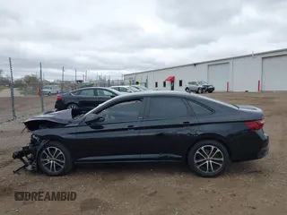 2024 Volkswagen Jetta Sport z VIN 3VWBM7BU8RM013253, wystawiony jako IAAI lot #42073239 z przebiegiem 20 345 mil mil oraz . Historia ofert i sprzedaży dostępna na DreamBid. Obrazek 14.