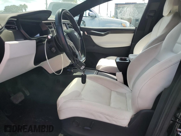 2017 Tesla Model X 90D z VIN 5YJXCBE2XHF060912, wystawiony jako Copart lot #55286205 z przebiegiem Nie podano mil oraz Szkoda całkowita • Salvage title. Historia ofert i sprzedaży dostępna na DreamBid. Obrazek 7.