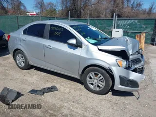 2012 Chevrolet Sonic LS z VIN 1G1JA5SH3C4173552, wystawiony jako IAAI lot #41846063 z przebiegiem 125 284 mil mil oraz . Historia ofert i sprzedaży dostępna na DreamBid. Obrazek 1.