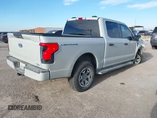 2023 Ford F-150 Lightning Pro z VIN 1FTVW1EL4PWG59817, wystawiony jako IAAI lot #41243052 z przebiegiem 9 859 mil mil oraz . Historia ofert i sprzedaży dostępna na DreamBid. Obrazek 4.
