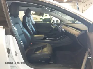 2019 Tesla Model 3 Mid Range z VIN 5YJ3E1EA5KF317542, wystawiony jako IAAI lot #42050461 z przebiegiem 55 054 mil mil oraz . Historia ofert i sprzedaży dostępna na DreamBid. Obrazek 5.