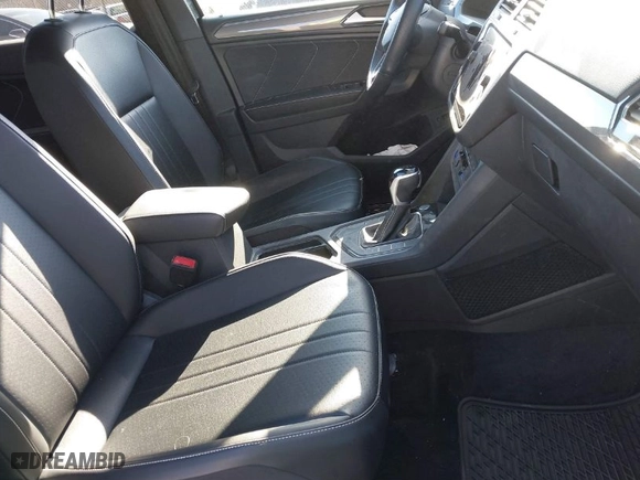 2022 Volkswagen Tiguan SE R-Line Black with VIN 3VVCB7AX1NM084993, listed as a IAAI auction lot 41502738 with 56,559 mi miles. Bid and sale history available at carsss.com. Image 5.