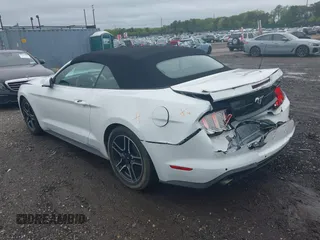 2022 Ford Mustang EcoBoost z VIN 1FATP8UH3N5104988, wystawiony jako IAAI lot #42320593 z przebiegiem 51 101 mil mil oraz . Historia ofert i sprzedaży dostępna na DreamBid. Obrazek 3.
