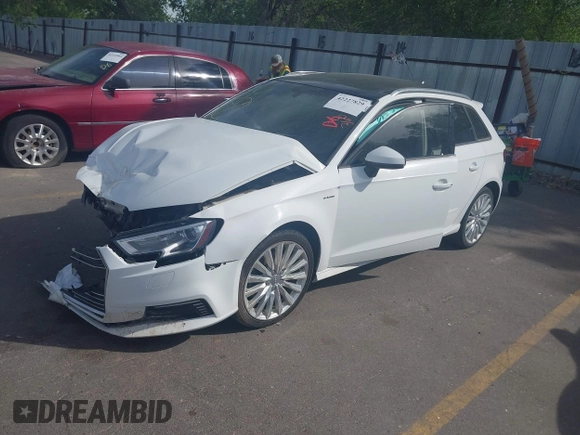 2017 Audi A3 e-tron Sportback Premium z VIN WAUUPBFF0HA122588, wystawiony jako IAAI lot #42227829 z przebiegiem 104 231 mil mil oraz . Historia ofert i sprzedaży dostępna na DreamBid. Obrazek 17.