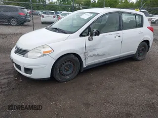 2009 Nissan Versa SL z VIN 3N1BC13E19L401296, wystawiony jako IAAI lot #42326812 z przebiegiem 178 756 mil mil oraz . Historia ofert i sprzedaży dostępna na DreamBid. Obrazek 2.