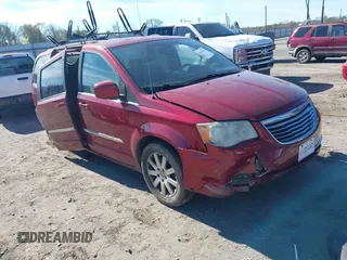 2013 Chrysler Town & Country Touring z VIN 2C4RC1BG0DR713698, wystawiony jako IAAI lot #40834044 z przebiegiem 131 521 mil mil oraz . Historia ofert i sprzedaży dostępna na DreamBid. Obrazek 1.
