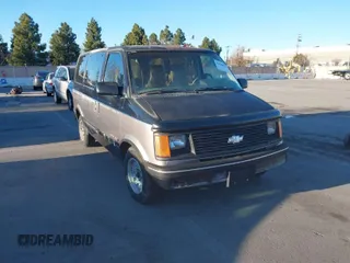 1991 Chevrolet Astro with VIN 1GNDM19Z2MB123653, listed as a IAAI auction lot 41388286 with 175,009 mi miles. Bid and sale history available at carsss.com. Image 1.