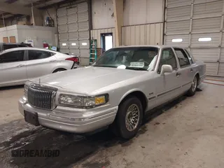 1997 Lincoln Town Car Executive z VIN 1LNLM81W0VY733723, wystawiony jako IAAI lot #41569359 z przebiegiem 104 356 mil mil oraz . Historia ofert i sprzedaży dostępna na DreamBid. Obrazek 17.